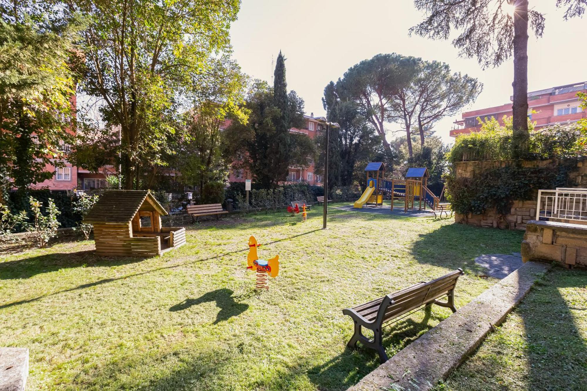 Large With Swimming Pool And Tennis Court Near The Station Appartamento